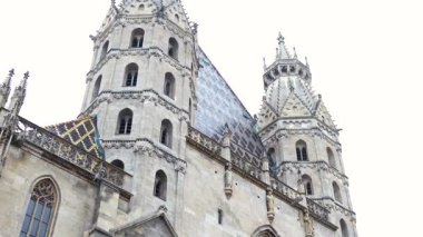 Viyana 'da kışın gotik pencereleri olan tarihi taş kilise.