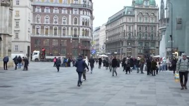 20 Ocak 2025 'te Stephansplatz Meydanı' nda tarihi ve modern binalarla Viyana