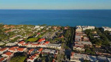 Palm Beach sahil şeridinin ve gökyüzünün altındaki lüks evlerin insansız hava aracı videosu.