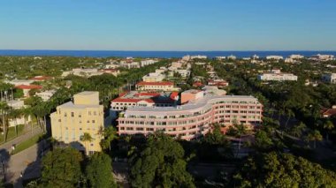 Batı Palm Beach çatılarının ve okyanus kıyısındaki palmiye ağaçlı sokakların insansız hava aracı videosu.