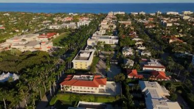 West Palm Beach 'teki evlerin, parkların ve okyanus yakınlarındaki mavi gökyüzünün altındaki okulların insansız hava aracı videosu.