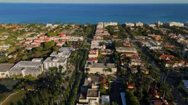 Güneşli bir günde Palm Beach tropikal evleri ve Atlantik Okyanusu 'nun insansız hava aracı videosu.