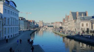 Gent Kanalı 'nın binalar ve insanlarla panoramik görüntüsü 1 Şubat 2025