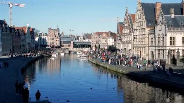 Turistler 1 Şubat 2025 'te Gent Belçika' da teknelerle kanal boyunca yürüyorlar.