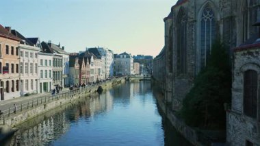 Gent Belçika 'daki Gotik Kilise ve Kanal Yansımaları 1 Şubat 2025