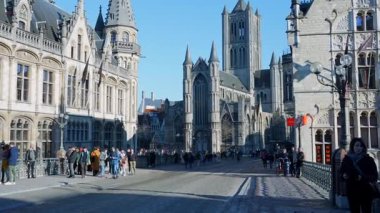 Gent Belçika Katedrali yakınlarındaki köprüde kalabalık 1 Şubat 2025