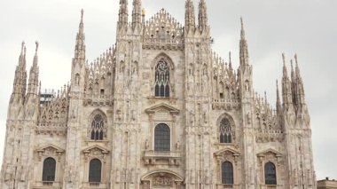 Milano Katedrali önünde Gotik görünüşlü turistler 20 Mayıs 2025