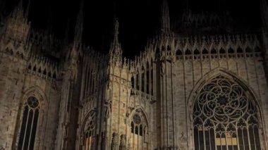 Milano Katedrali 'nin gece manzarası ve insan olmayan boş bir meydan.
