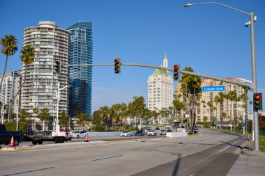 11 Kasım 2025 'te Long Beach California' da palmiye ağaçları ve Linden Bulvarı tabelası olan şehir sokak manzarası