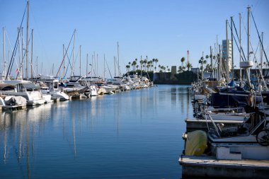 Long Beach 'te sakin bir yat ve sakin bir su manzarası var.