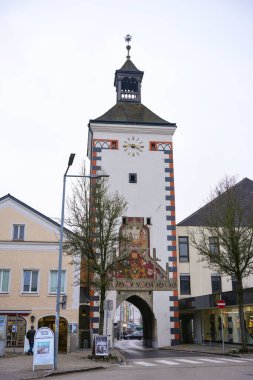 16 Ocak 2025 Oberoesterreich Avusturya şehir kapısı duvar ve kemerli kule