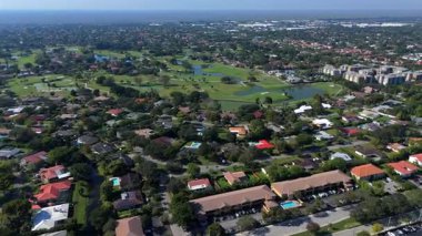 Coral Springs Florida banliyösünün hava aracı görüntüsü golf sahası ve gölleri var.