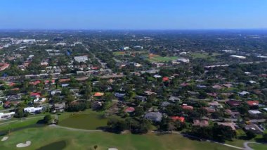 Park ve spor sahaları olan Florida 'daki Coral Springs' in yüksek irtifa görüntüsü.