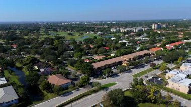 Coral Springs 'in 360 numaralı hava manzarası Florida banliyölerinde yollar ve ağaçlar park edilir