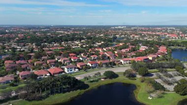 Miramar Florida banliyösünün havadan görünüşü. Evleri, ağaçları ve mavi gölleri var.