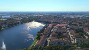 Güneşli bir günde Miramar Florida 'nın kırmızı çatı katlarının kavis ve göl manzarası.