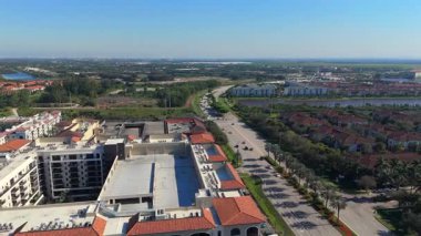 Miramar Florida göl kenarındaki dairelerin insansız hava aracı antenleri palmiye yolu ve göl pınarı.