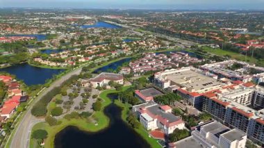 Miramar Florida 'nın hava manzarası. Daireler, göller ve güneşli bir günde park yerleri.