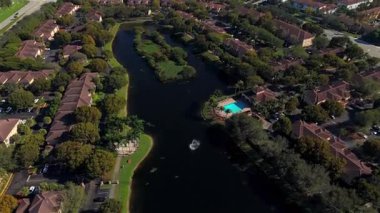 Florida Kanal Daireleri Ağaçlar ve Mavi Havuz