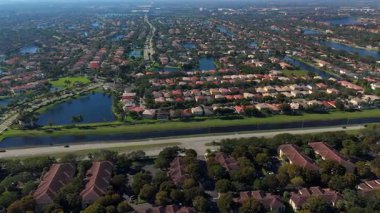Kanal gölü yolu ve yerleşim alanları olan Miramar Florida banliyösünün hava görüntüsü.