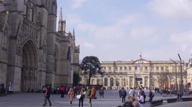 Bordeaux Katedrali 'nde yürüyen kalabalık tarihi Bordeaux Fransa' nın ön cephesinde 27 Mart 2025 'te yayınlanıyor.
