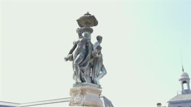 Bordeaux Fransa 'da parlak gökyüzüne karşı taş gibi çıplak figürleri olan tarihi çeşme heykeli