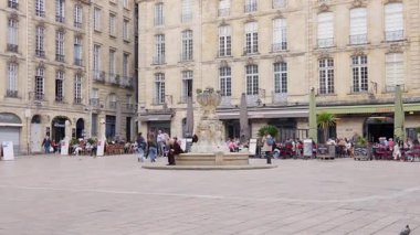 Bordeaux Meydanı Terasları Taş çeşme Bordeaux Fransa 28 Mart 2025 Editoryal kullanım