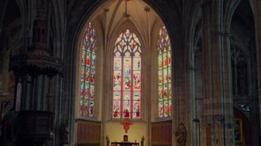Bordeaux 'daki geniş simetrik katedralin içinde kilise haçı ve mozaik camlar var.