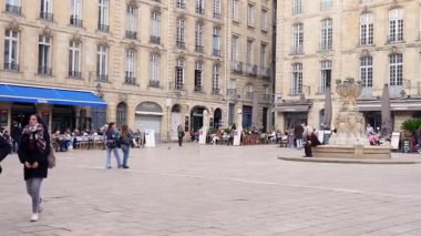 28 Mart 2025 Bordeaux Fransa Meydanı. Kafe terasları, çeşmeler ve yayalar var.