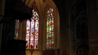 Sunağın üzerinde boyalı camla kaplanmış Dim Bordeaux katedrali dramatik bir ışıkla kesişiyor.