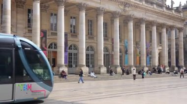 Modern tramvay Bordeaux Fransa 'da 28 Mart 2025' te neoklasik sütunları geçti