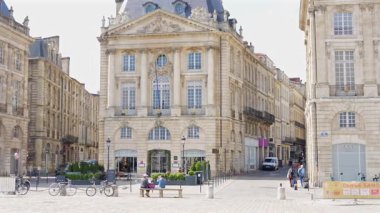 27 Mart 2025 Bordeaux Fransa 'nın tarihi meydanı sadece bisiklet ve yayalarla geniş bir bakış açısı