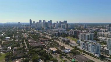 Fort Lauderdale 'in hava manzarası güneşli bir günde geniş bulvarlı Florida silueti.