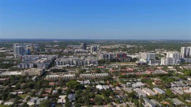 Güneşli bir günde midrise apartmanlı Fort Lauderdale Florida banliyöleri