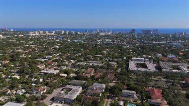 Güneşli bir günde Fort Lauderdale Florida 'nın su yolları ve okyanus ufkunun havadan görünüşü.