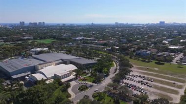 Fort Lauderdale Florida ABD 26 Aralık 2025 şehir merkezindeki gökyüzü manzaralı yerleşim yerinin otoparkı ve açık yeşil alan editörleri sadece