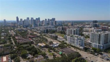 Fort Lauderdale Florida manzarası ufuk çizgisi ve bulvar trafiği