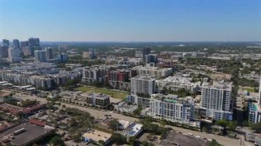 Fort Lauderdale Florida Panoraması Ufuk çizgisi apartman daireleri ve şehir sokakları