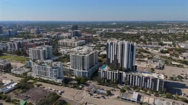 Fort Lauderdale Florida apartmanlarında güneşli bir günde bulvar trafiği