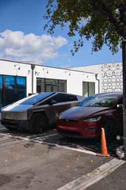 Wynwood Miami 'de bir binanın önünde park etmiş elektrikli araçlar 29 Aralık 2025' te sadece editör kullanımında fotoğraflandı.