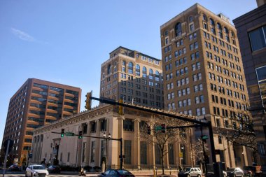 Uzun gölgeleri ve mavi gökyüzü olan modern gökdelenlerin kentsel kanyon manzarası