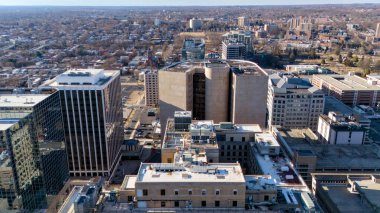 Wilmington Delaware üzerindeki yüksek açılı şehir modern binaları ve sokakları gösteriyor.