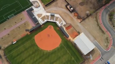 Kampüs beyzbol sahası tribünlerinin ve futbol sahasının insansız hava aracı görüntüsü Pembroke NC USA 24 Şubat 2026