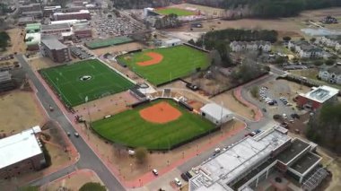 İHA görüntüsü üniversite kampüsünü ve yakınlardaki Pembroke NC ABD 24 Şubat 2026