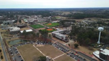 Pembroke NC ABD 24 Şubat 2026 'da kampüs ve spor tesislerini gösteren yüksek irtifa drone panoraması