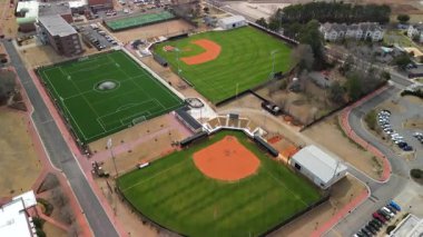 Futbol sahası ve beyzbol sahası olan kampüs spor kompleksinin insansız hava aracı görüntüsü