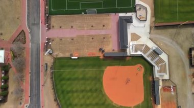Saha mahkemeleri ve binaları olan üniversite spor kompleksinin insansız hava aracı görünümü