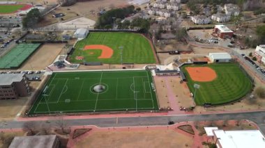 Futbol sahası elmasları ve sahası olan kampüs spor kompleksinin insansız hava aracı görüntüsü