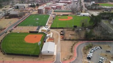 Pembroke NC 24 Şubat 2026 'da futbol sahası ve beyzbol stadyumunun insansız hava aracı parkı.