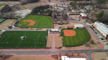 Futbol sahası sahası elmasları ve tribünlerin insansız hava aracı görüntüsü Pembroke NC USA 24 Şubat 2026